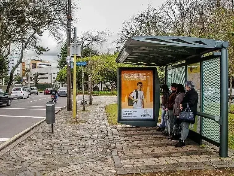 UTILIZANDO ABRIGOS DE &Ocirc;NIBUS PARA EXPANDIR A PRESEN&Ccedil;A DA SUA MARCA EM PALMAS COM A TO OUTDOORS